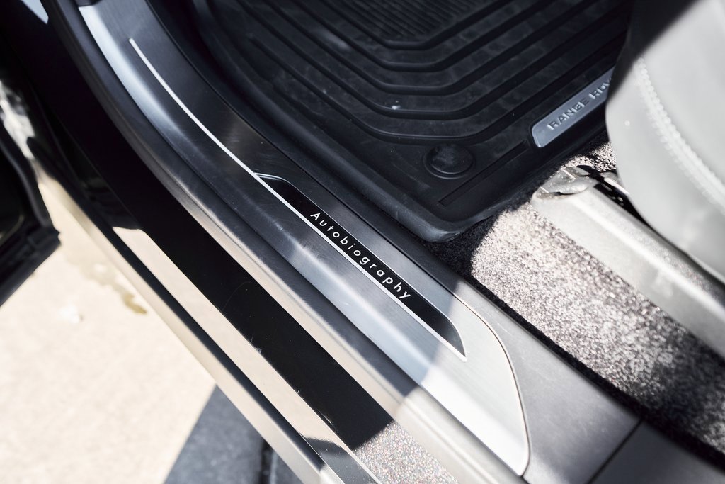 Used 2025 Land Rover Range Rover Long Wheelbase Autobiography image 34