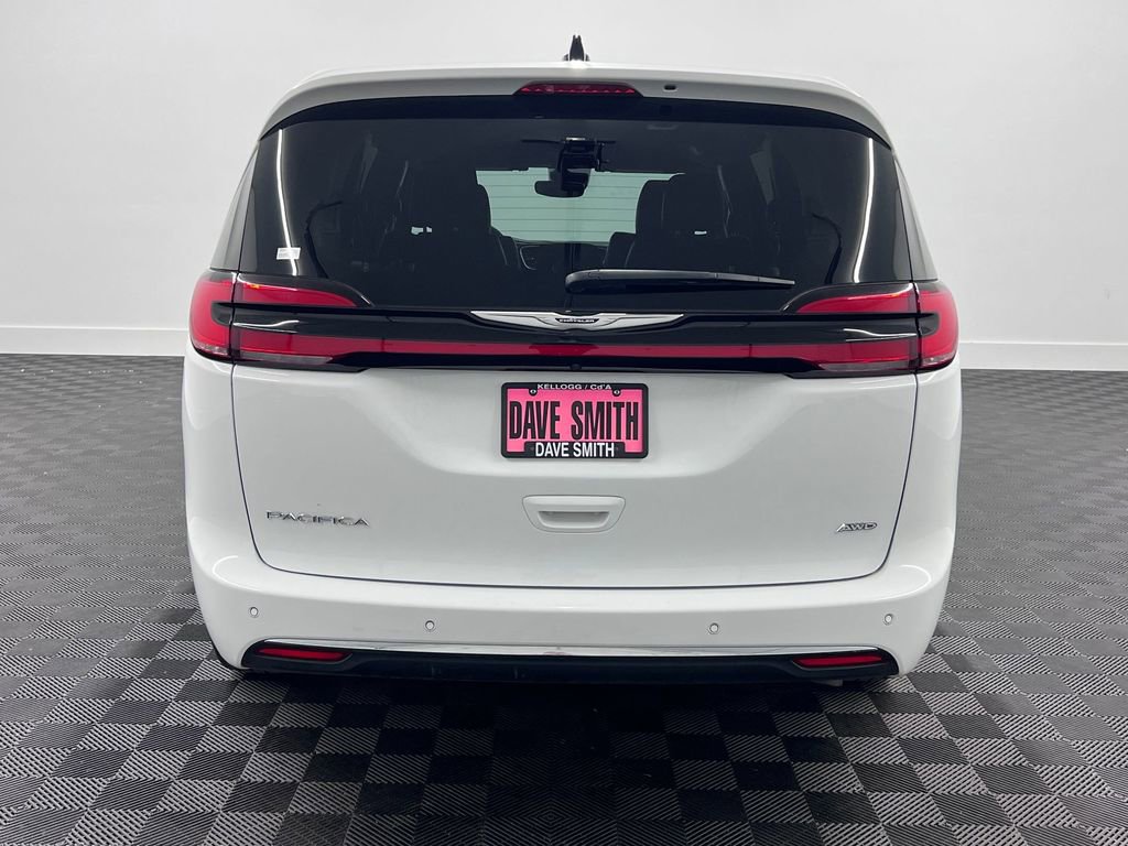 Used 2025 Chrysler Pacifica Select AWD/4WD image 10