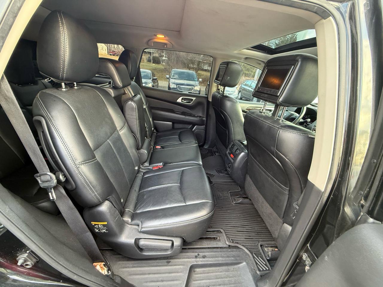 Used 2015 Nissan Pathfinder Platinum w/ Family Entertainment Package AWD/4WD image 27