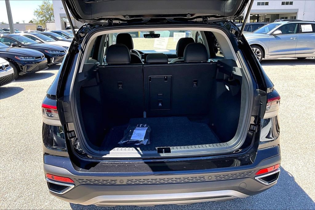 Certified 2025 Volkswagen Taos SE w/ Panoramic Sunroof Package image 15