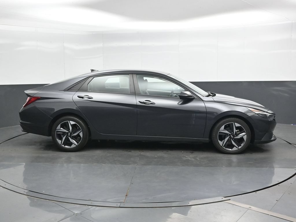 Used 2023 Hyundai Elantra SEL w/ Convenience Package FWD image 3