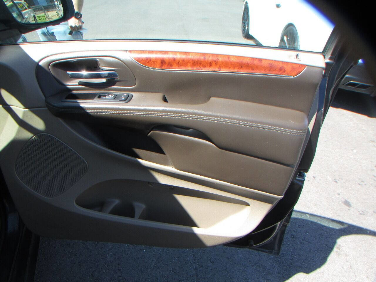 Used 2015 Chrysler Town & Country Touring image 31