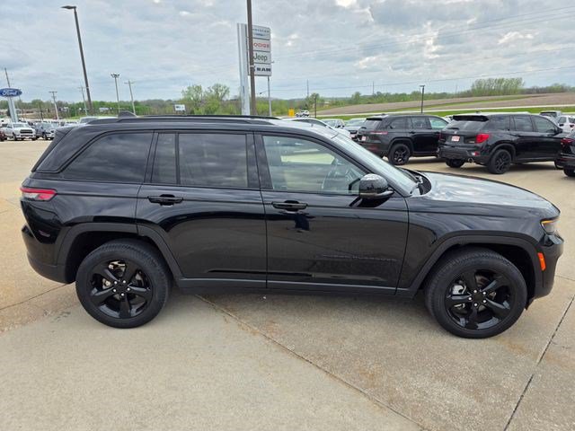 Certified 2023 Jeep Grand Cherokee Limited w/ Luxury Tech Group II AWD/4WD image 9
