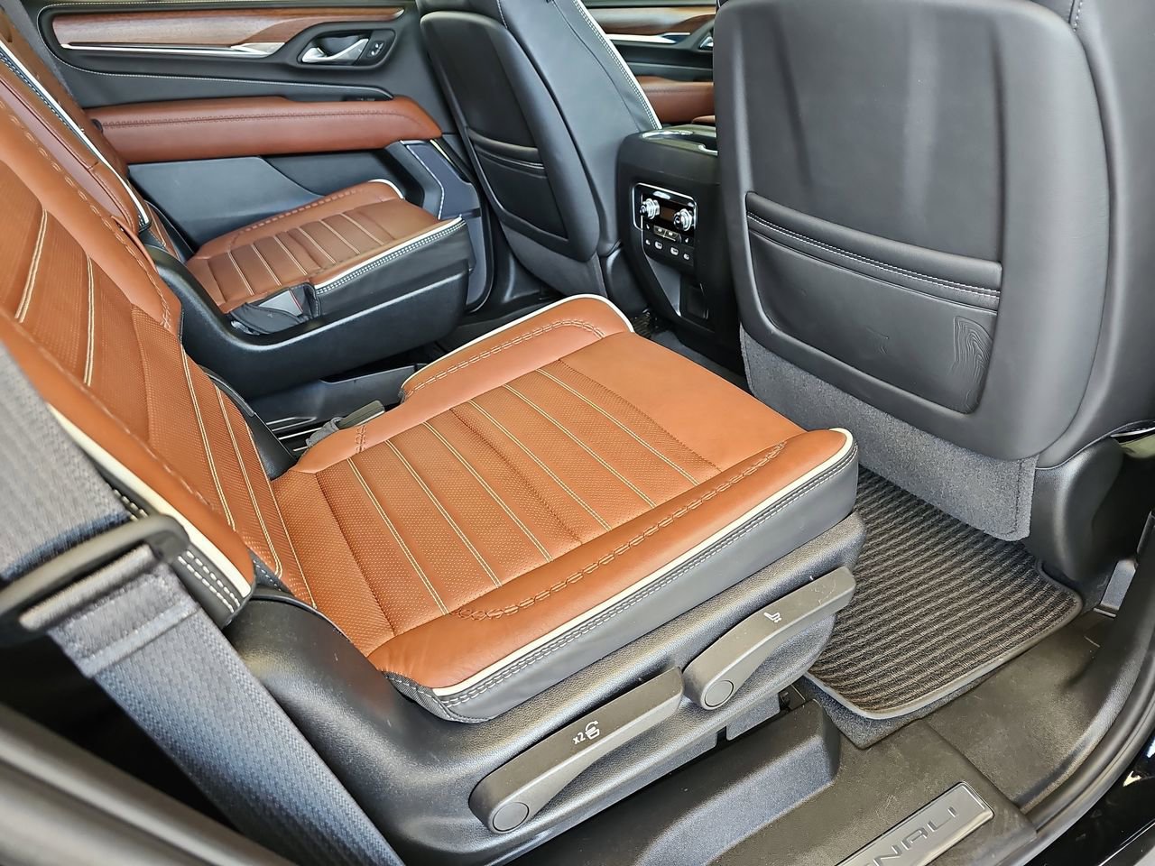 Used 2024 GMC Yukon Denali Ultimate AWD/4WD image 14