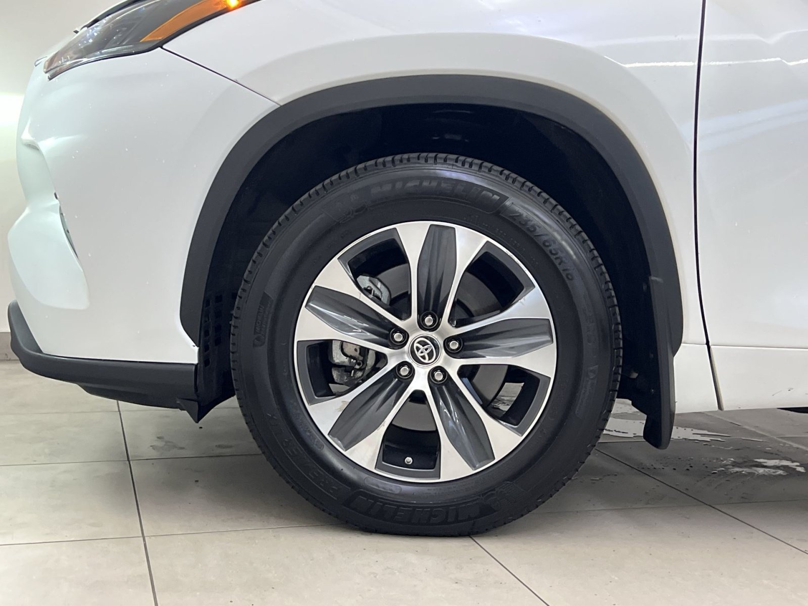 Used 2024 Toyota Highlander XLE AWD/4WD image 11