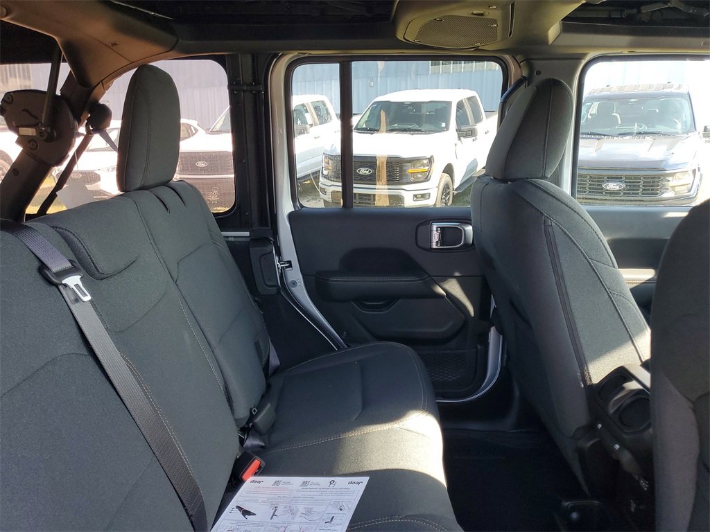 Used 2024 Jeep Wrangler Sahara image 31