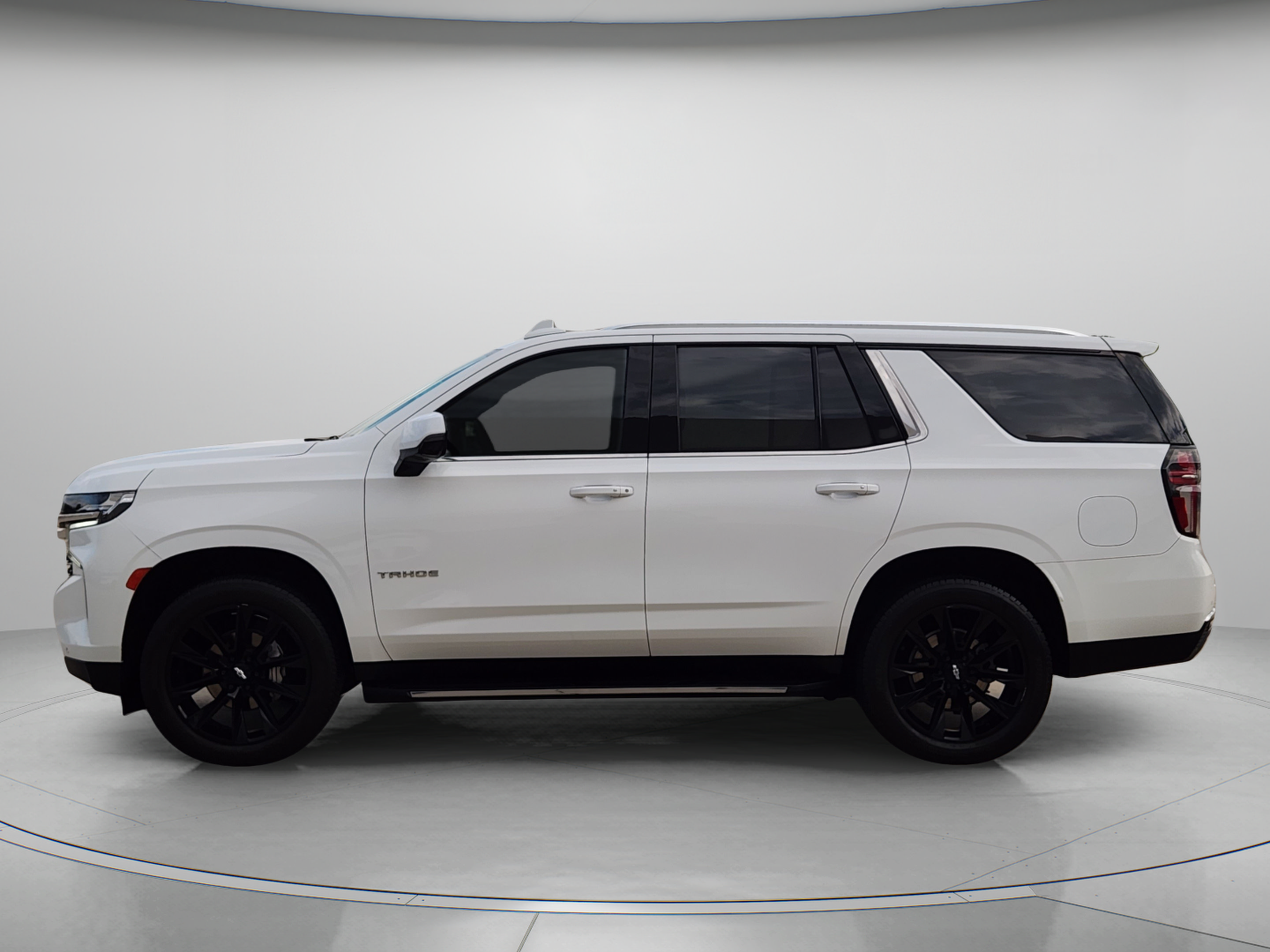 Used 2022 Chevrolet Tahoe LT w/ Luxury Package RWD image 2