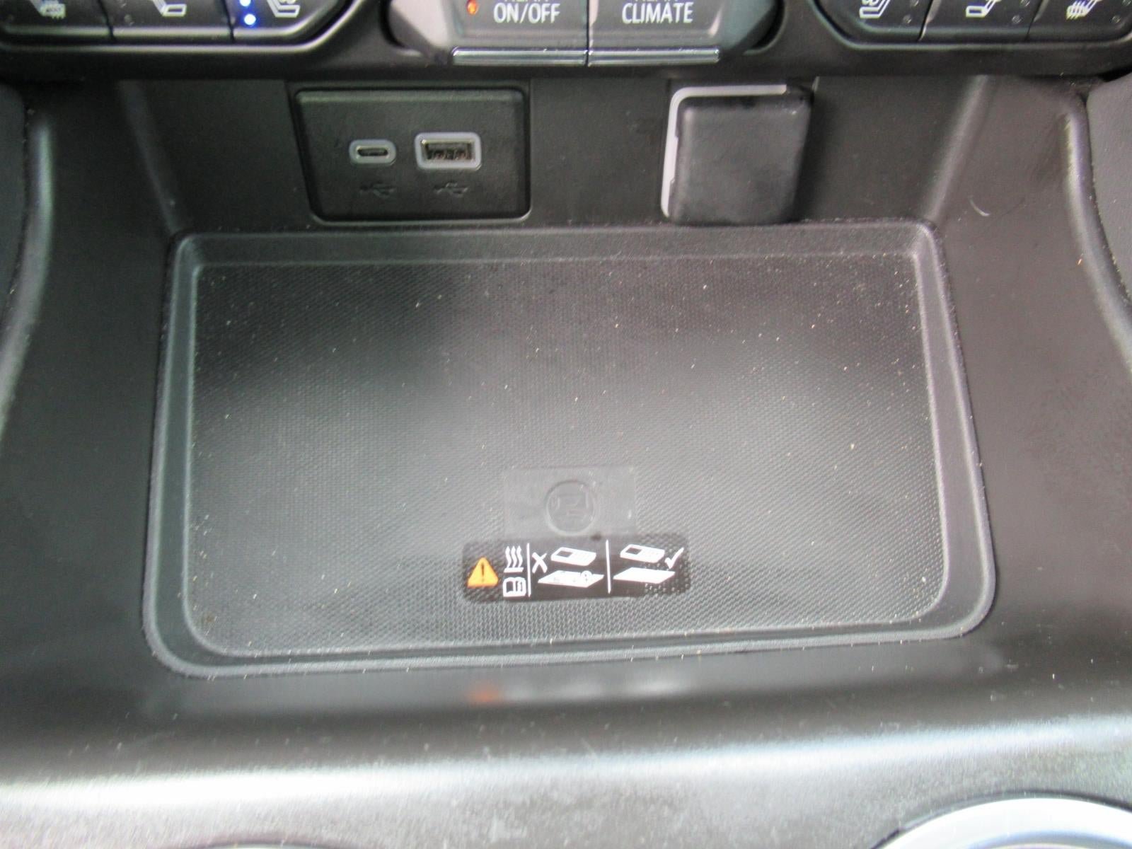 Used 2024 GMC Yukon AT4 w/ Technology Package AWD/4WD image 28