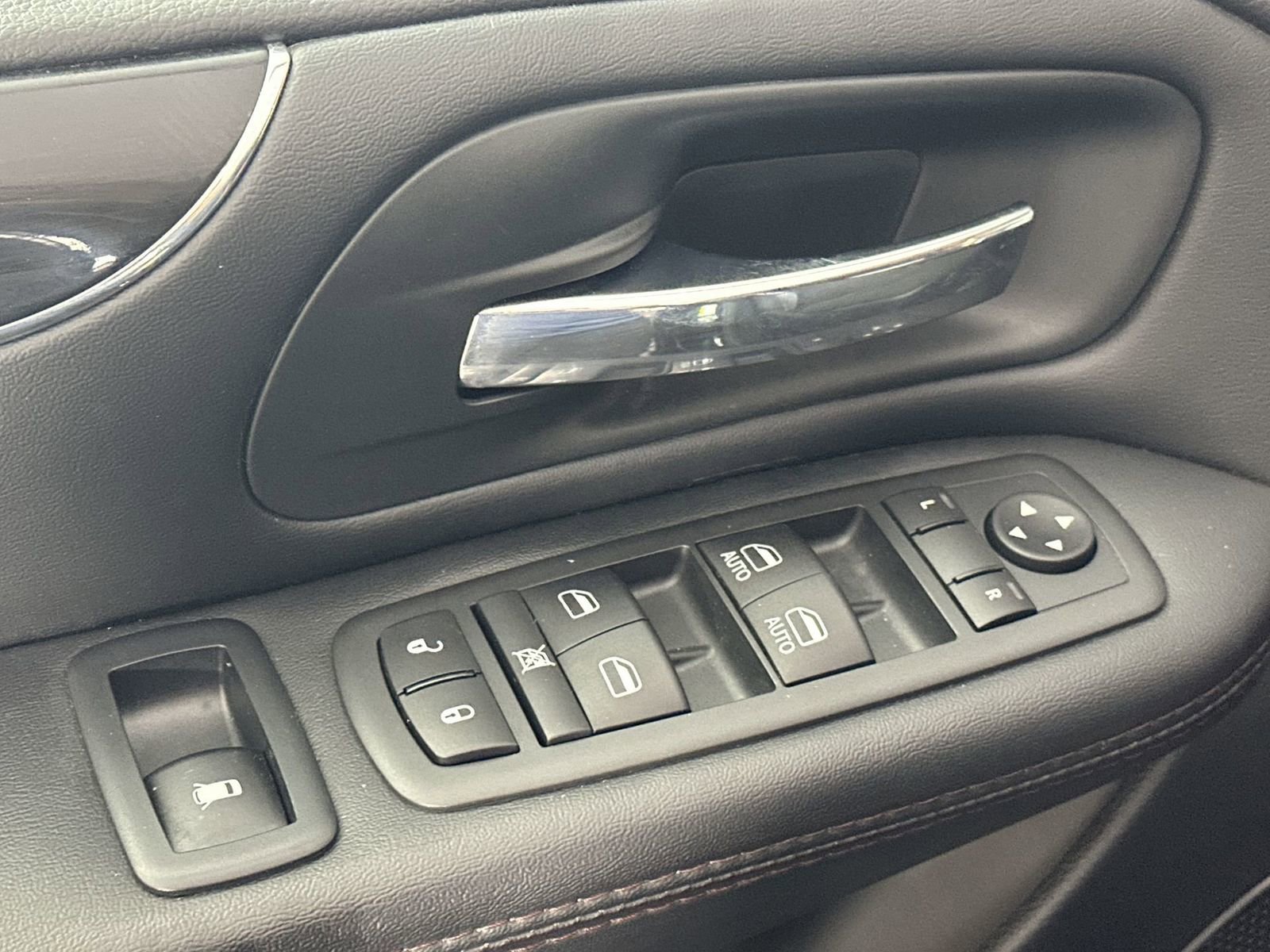 Used 2020 Dodge Grand Caravan SE image 13