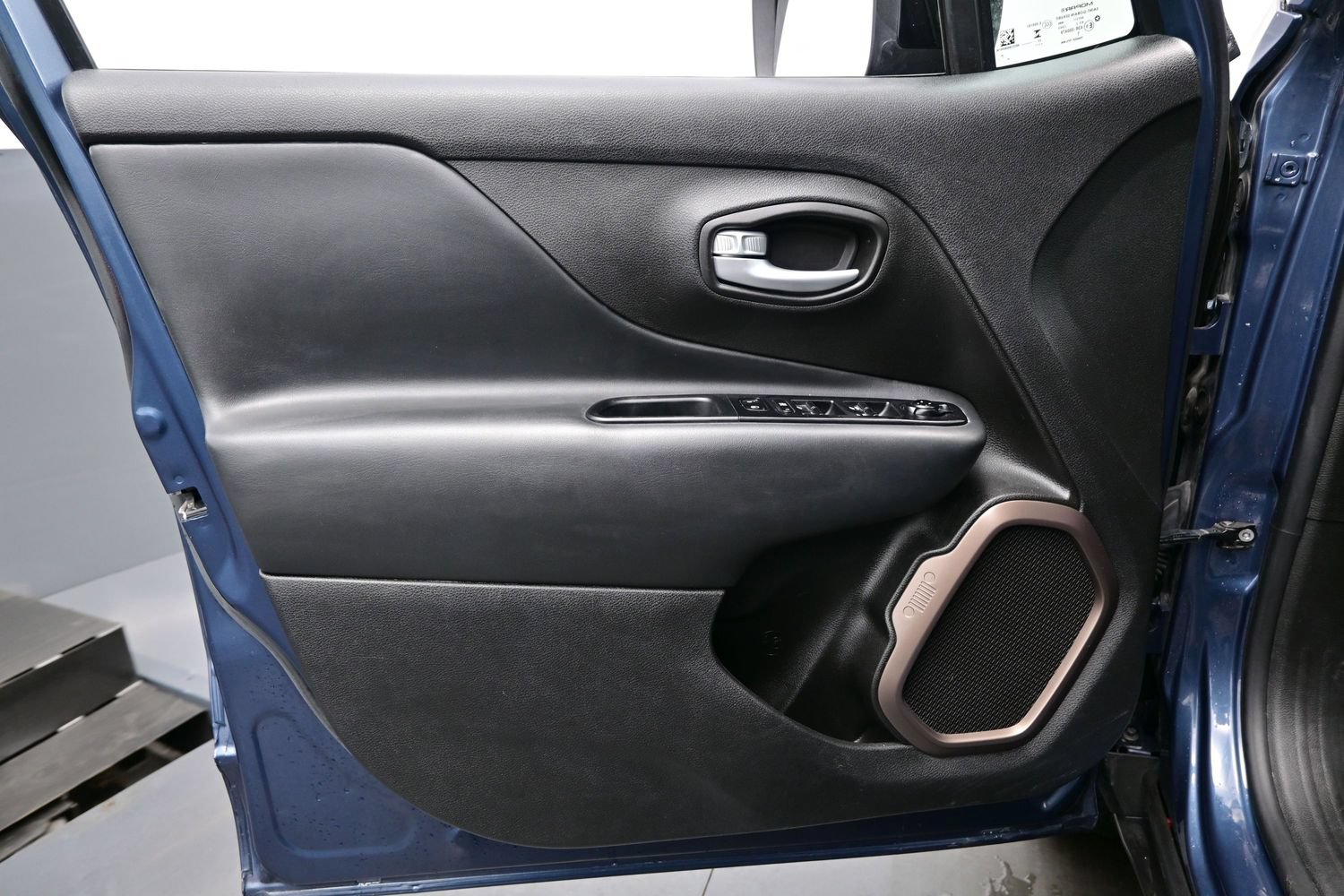 Used 2023 Jeep Renegade Latitude AWD/4WD image 12