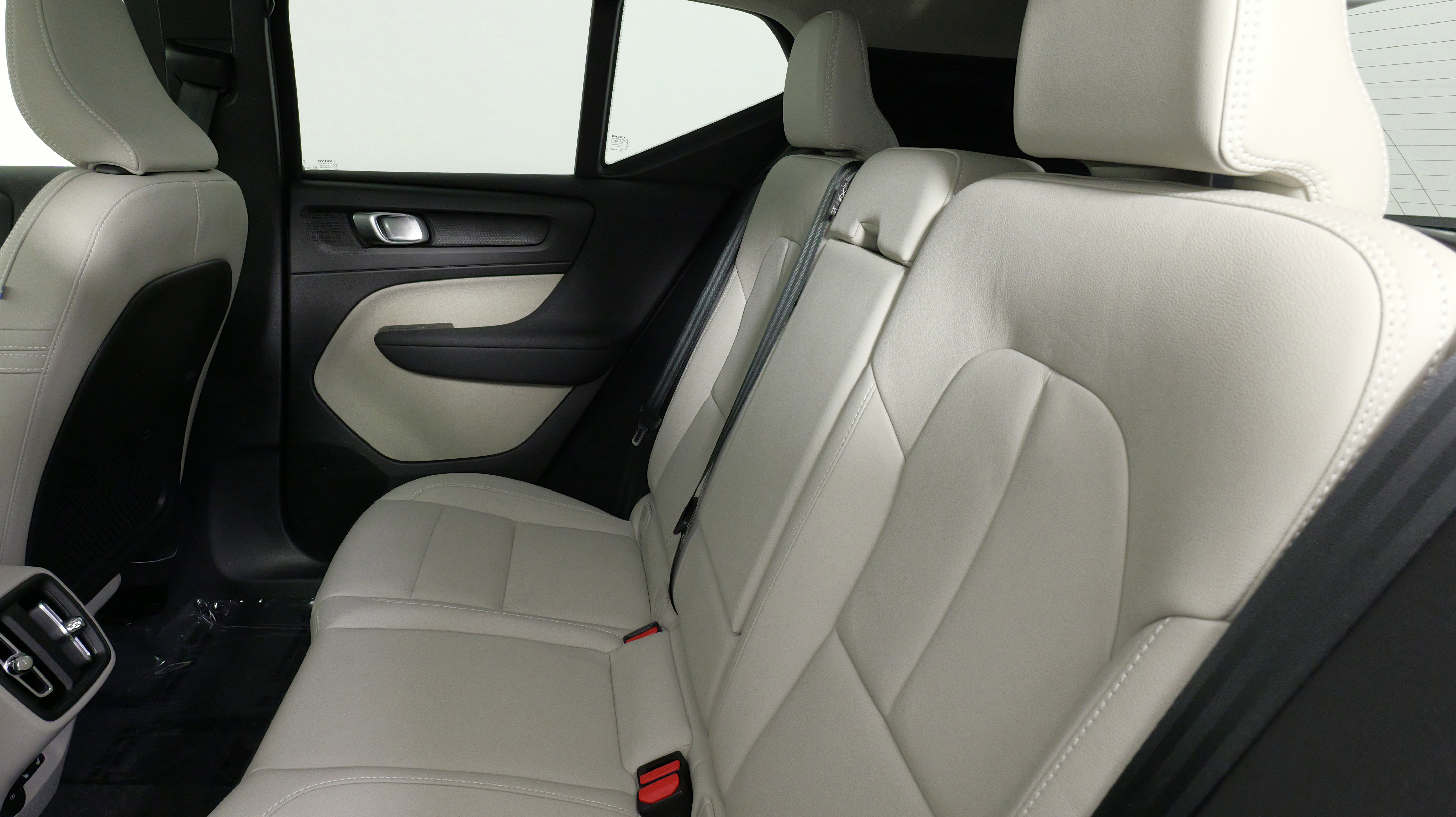 Used 2024 Volvo XC40 B5 Plus w/ Climate Package image 38