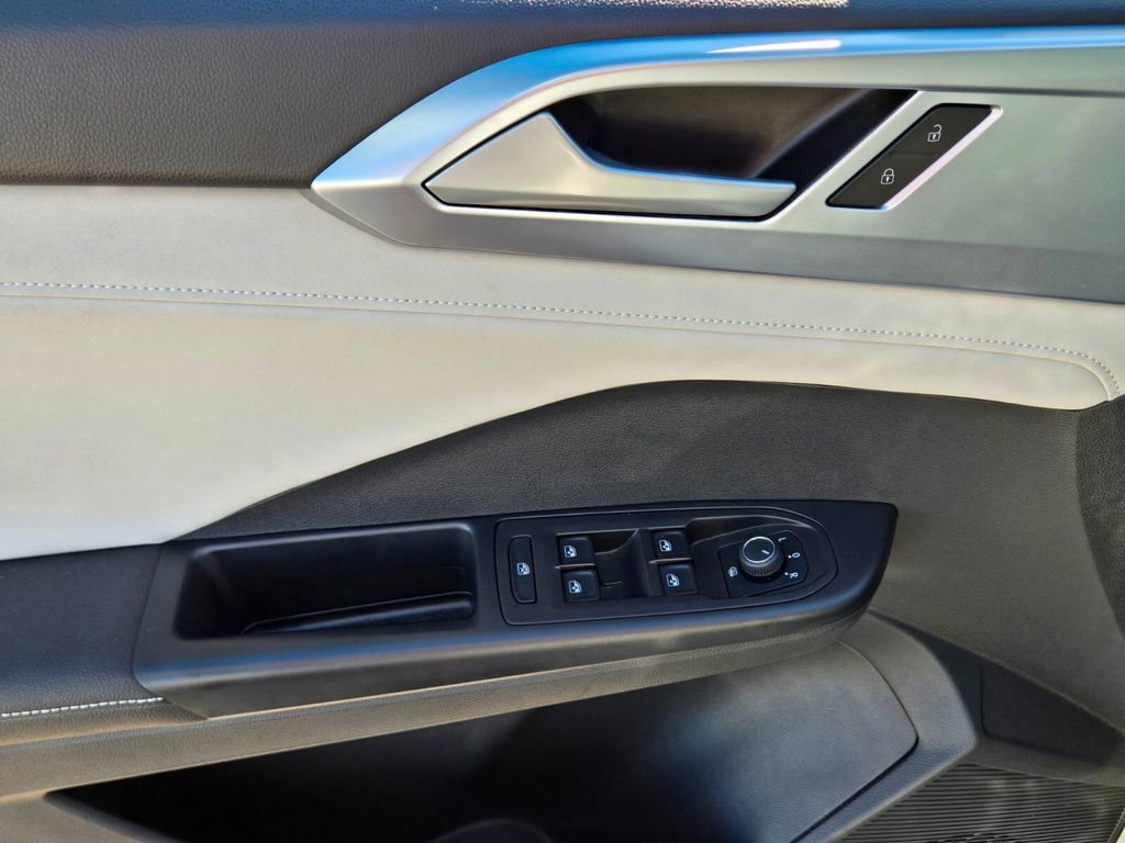 Certified 2025 Volkswagen Taos SE w/ Panoramic Sunroof Package FWD image 15
