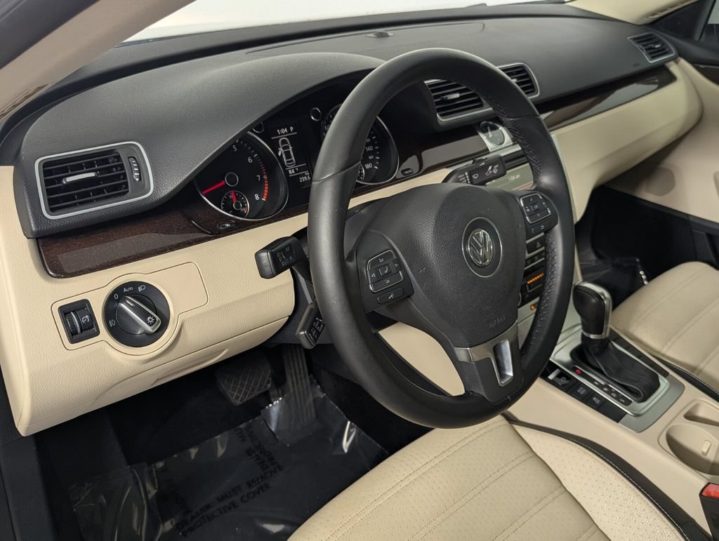 Used 2012 Volkswagen CC Lux FWD image 12