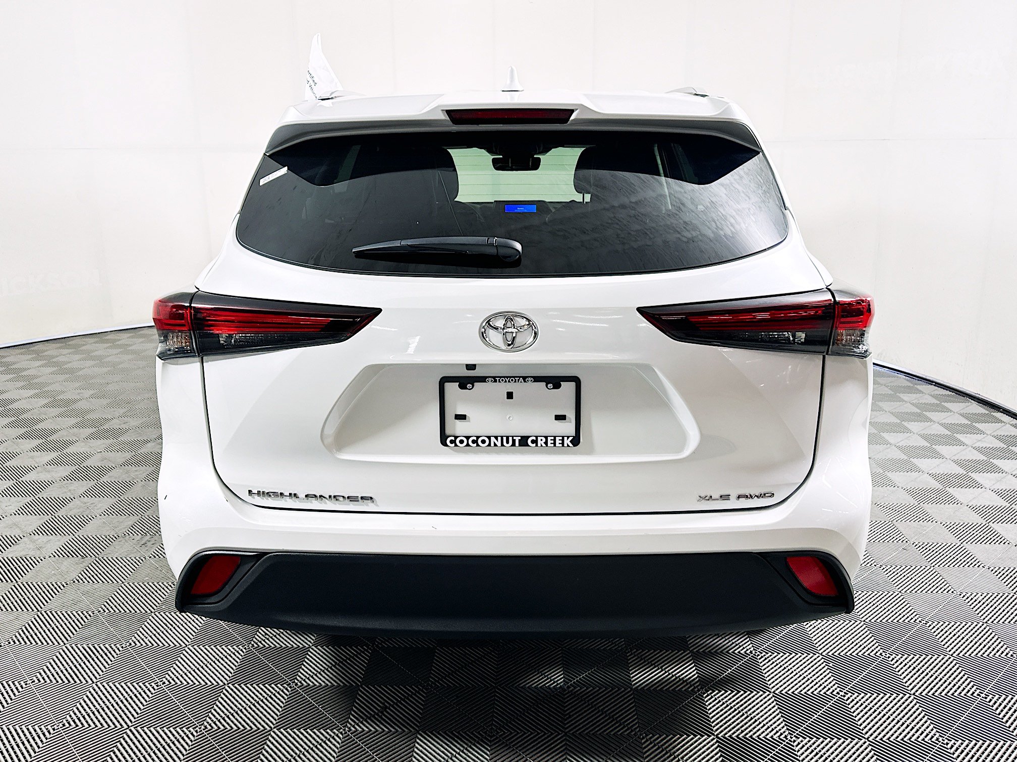 Certified 2025 Toyota Highlander XLE AWD/4WD image 4