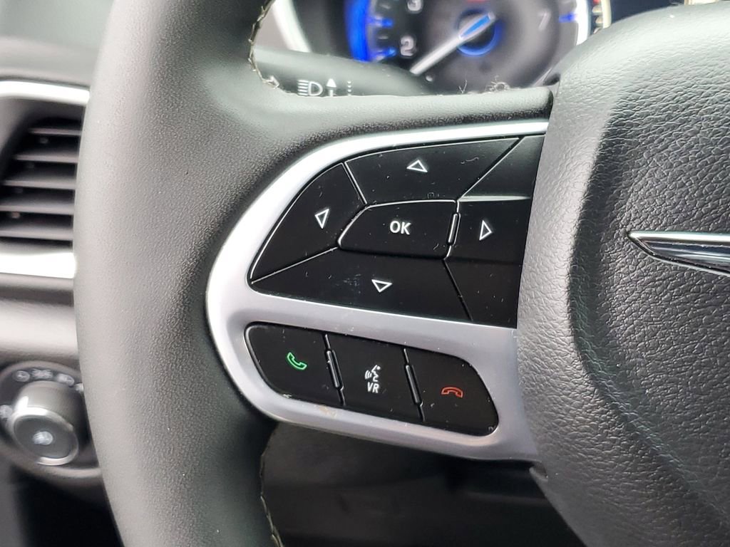 Used 2025 Chrysler Pacifica Select image 16