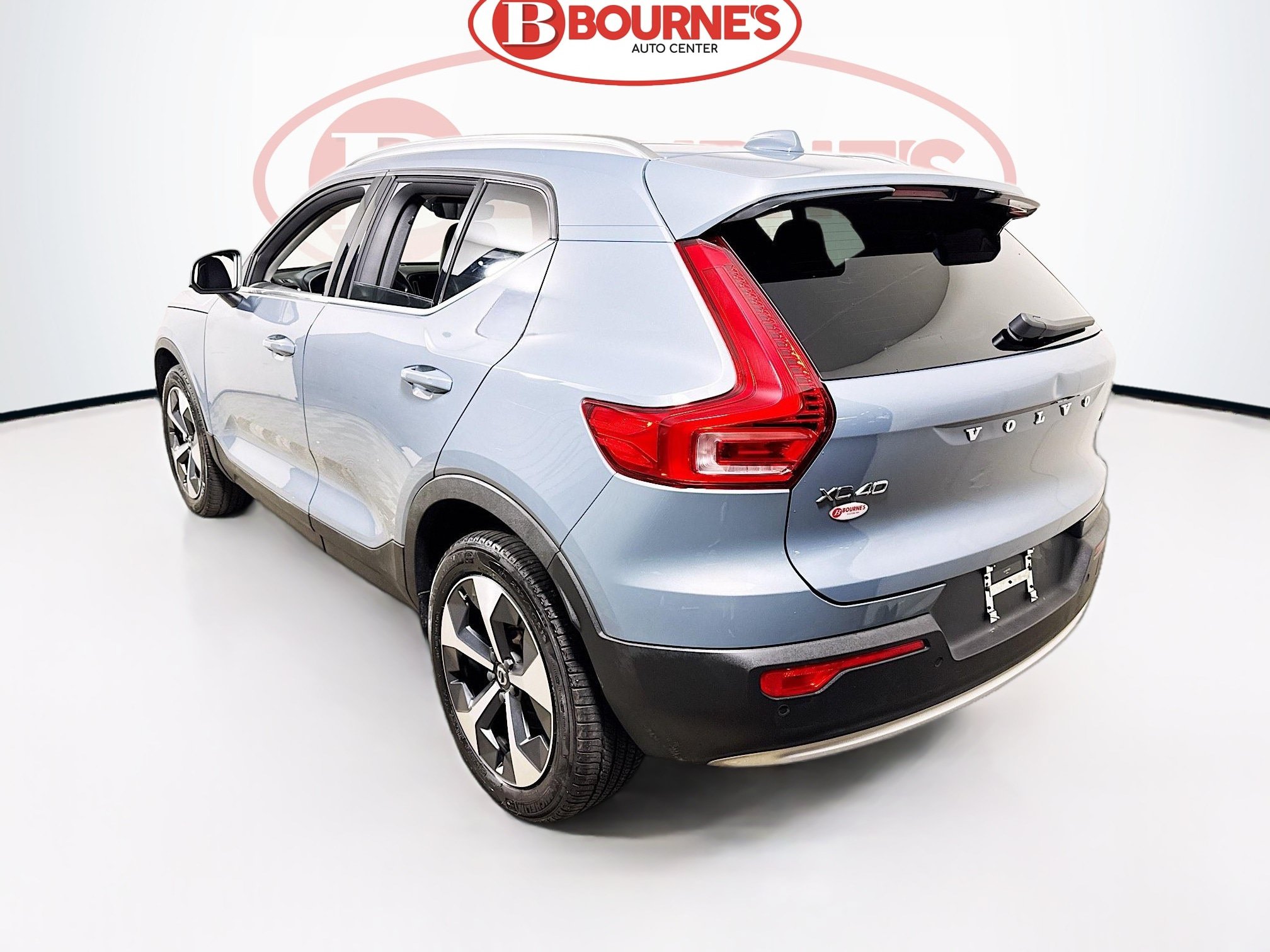 Used 2023 Volvo XC40 B5 Plus w/ Protection Package Premier AWD/4WD image 9