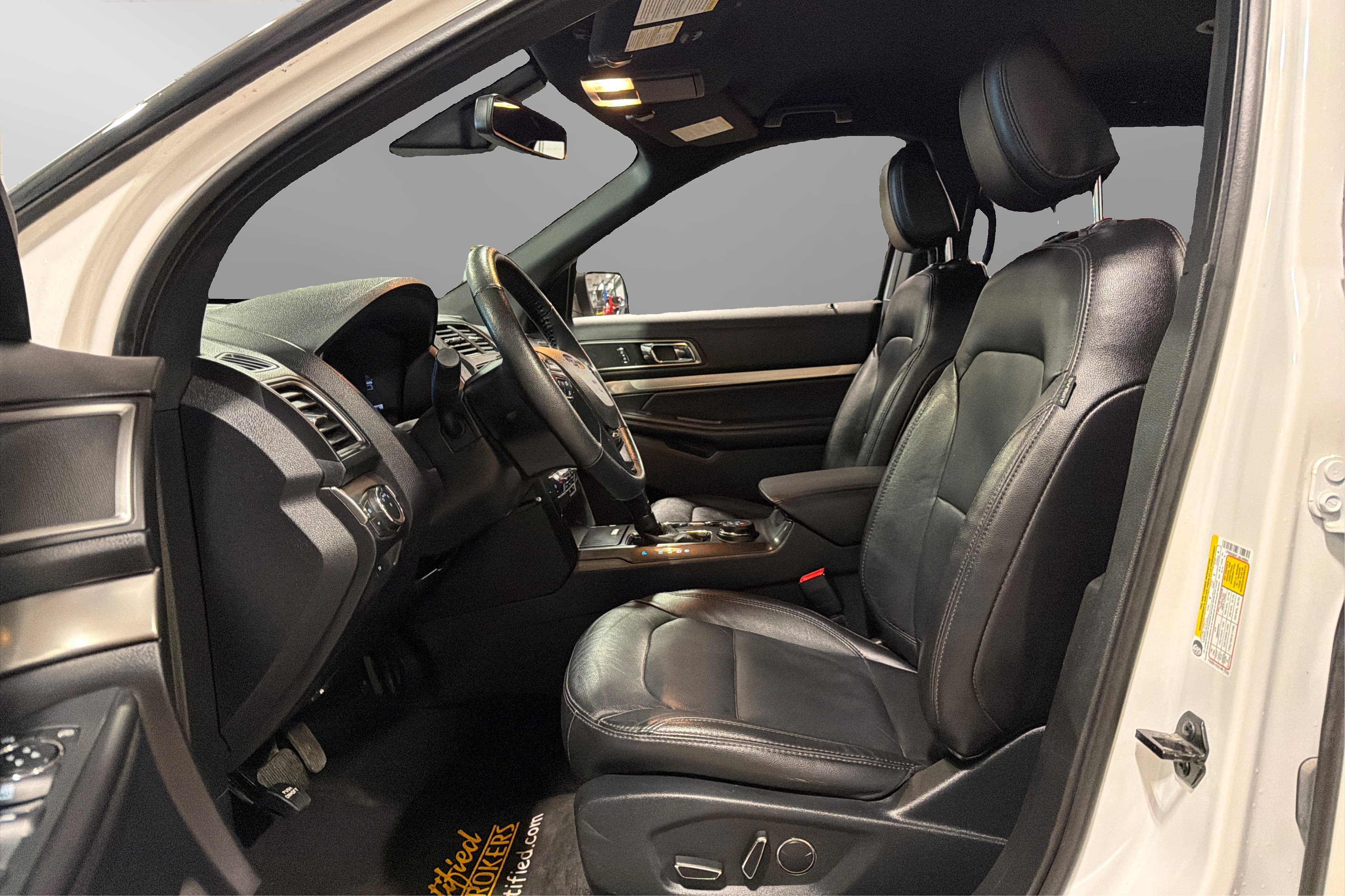 Used 2018 Ford Explorer XLT w/ Equipment Group 202A AWD/4WD image 17