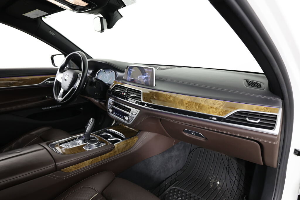 Used 2016 BMW 740i image 25