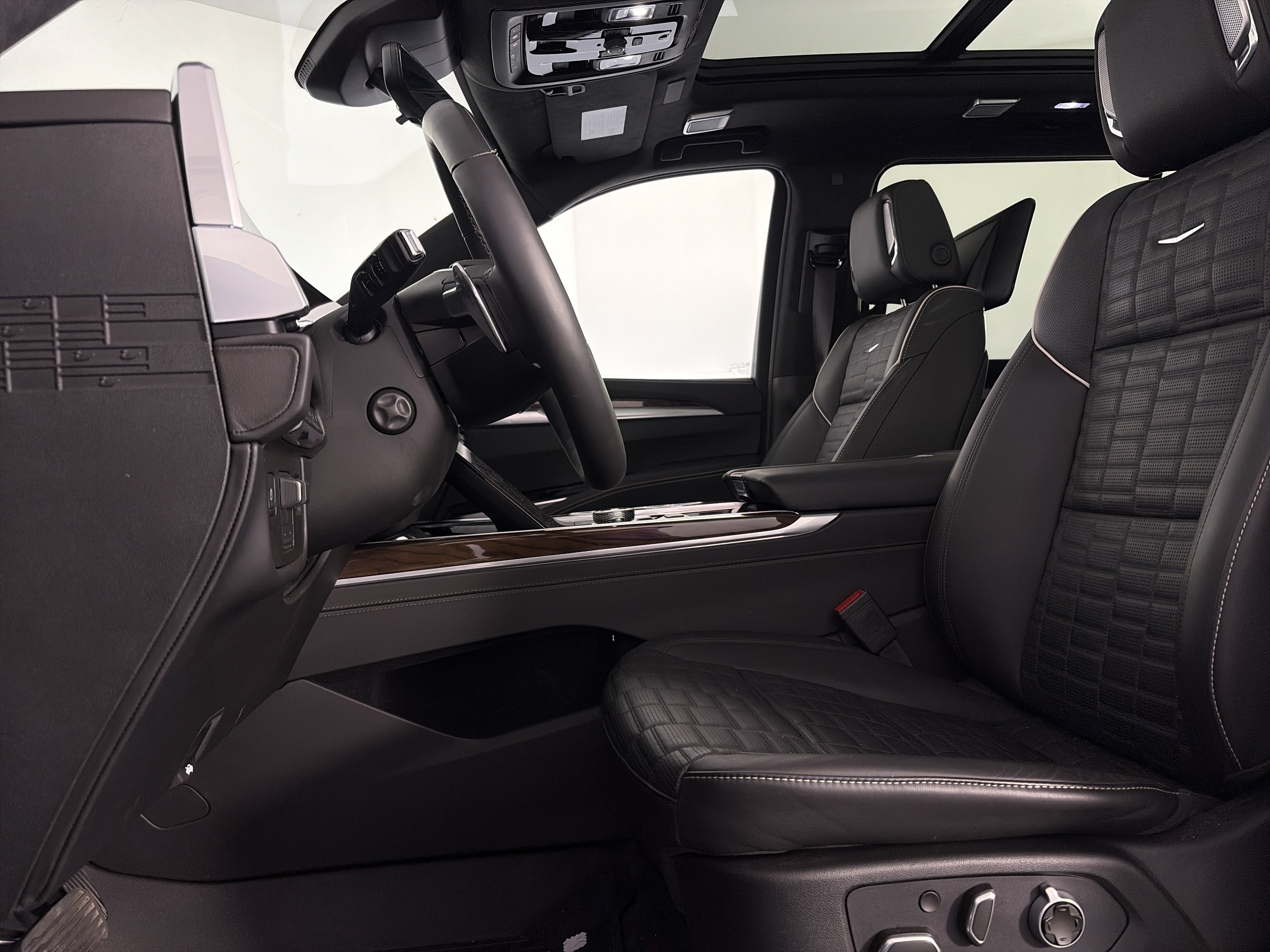 Certified 2026 Cadillac Escalade ESV Platinum Sport w/ LPO, ONYX Package AWD/4WD image 6