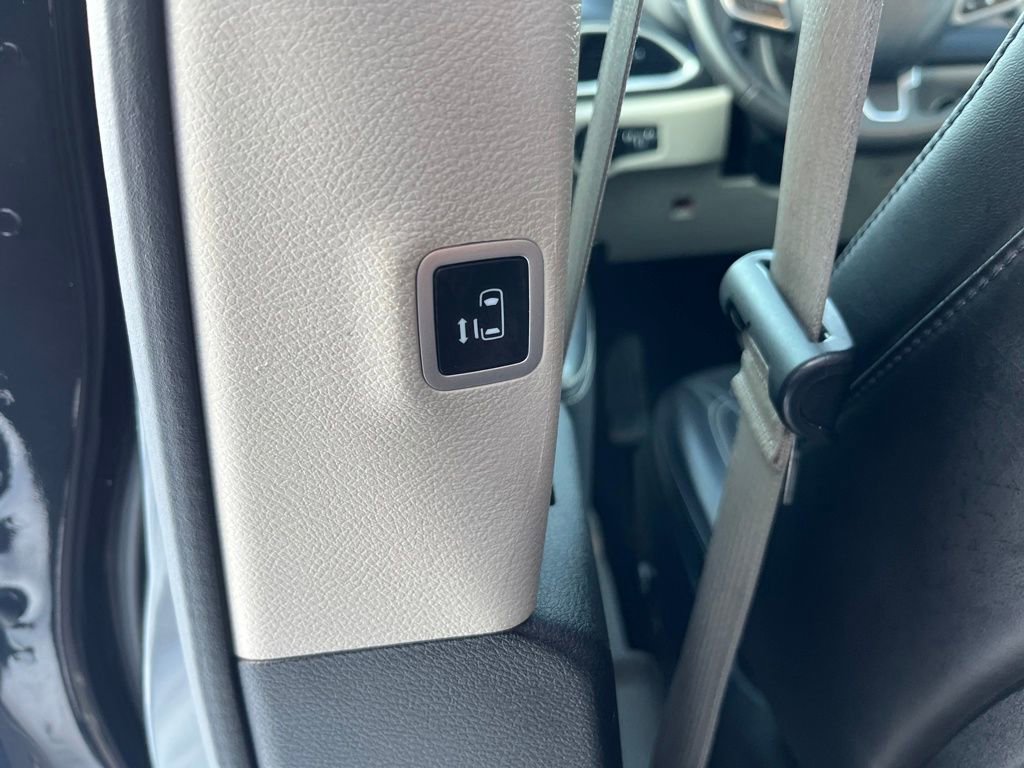 Used 2023 Chrysler Pacifica Touring-L image 33