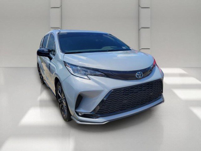Used 2025 Toyota Sienna XSE FWD image 3