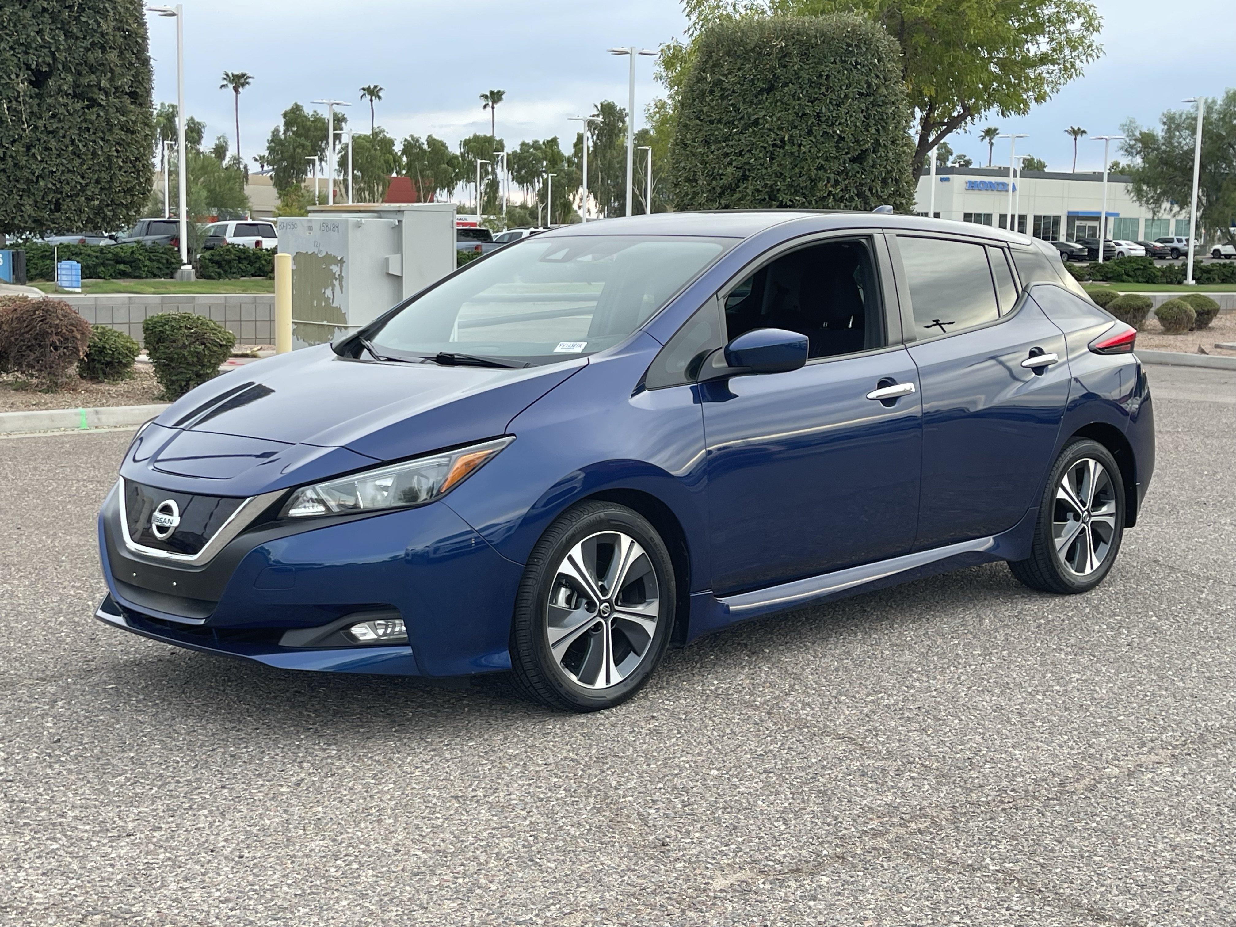 Used 2022 Nissan Leaf SV FWD image 2