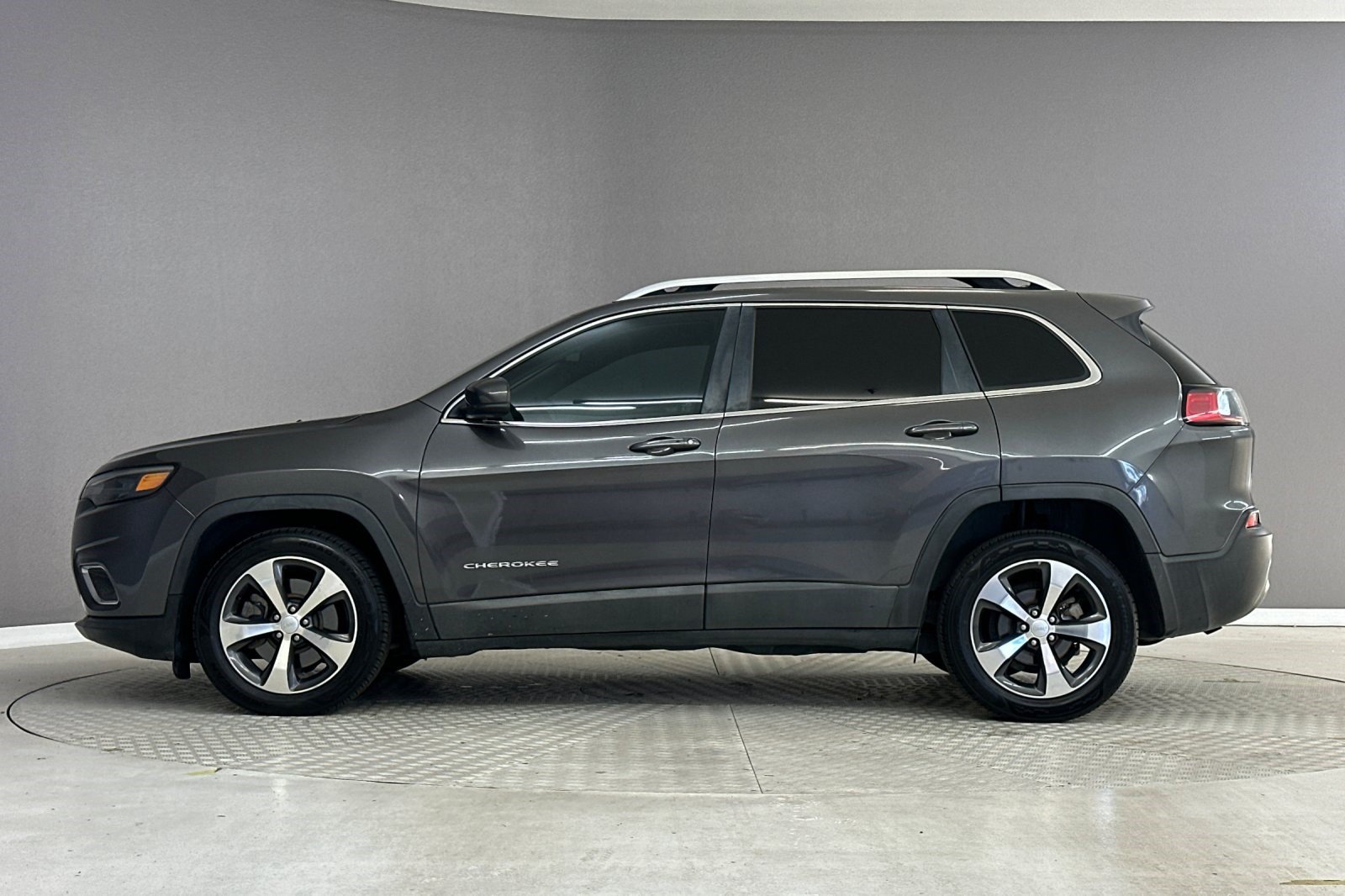 Used 2019 Jeep Cherokee Limited FWD image 2