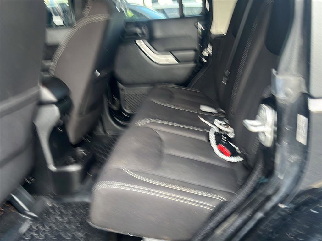 Used 2015 Jeep Wrangler Unlimited Sahara w/ Connectivity Group AWD/4WD image 6