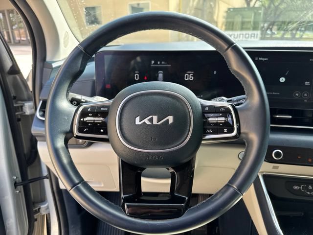 Used 2025 Kia Carnival EX FWD image 8