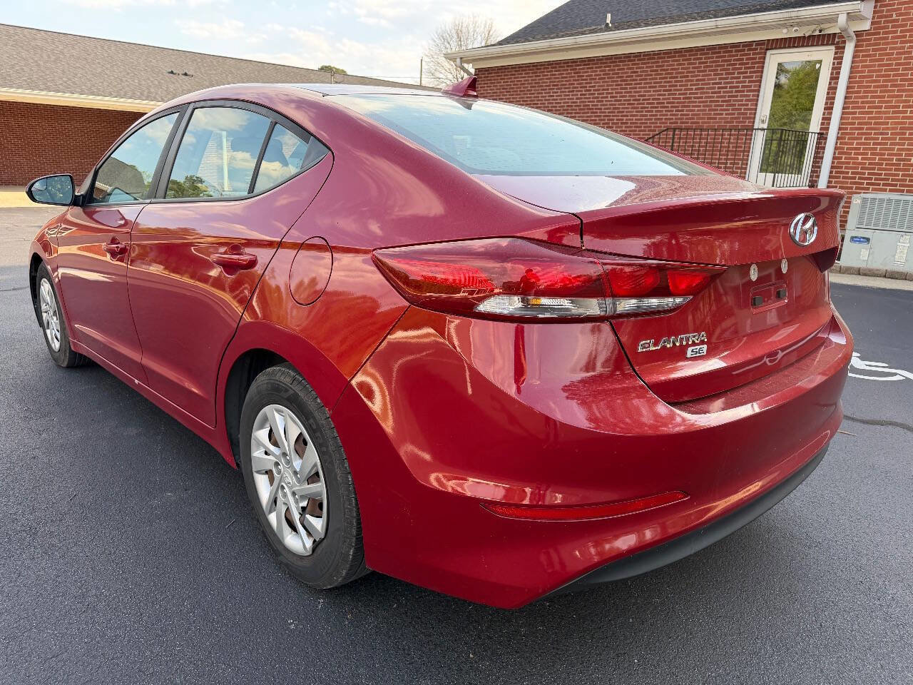 Used 2017 Hyundai Elantra SE w/ Cargo Package image 5