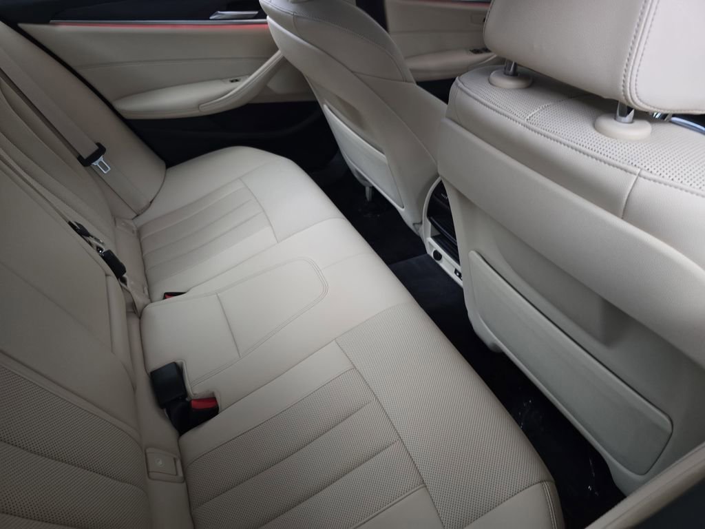 Certified 2022 BMW 530i xDrive w/ Convenience Package AWD/4WD image 11