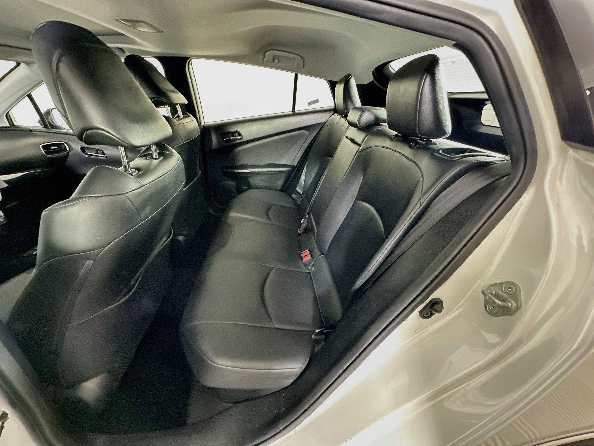 Used 2020 Toyota Prius XLE w/ Premium Convenience Package FWD image 27