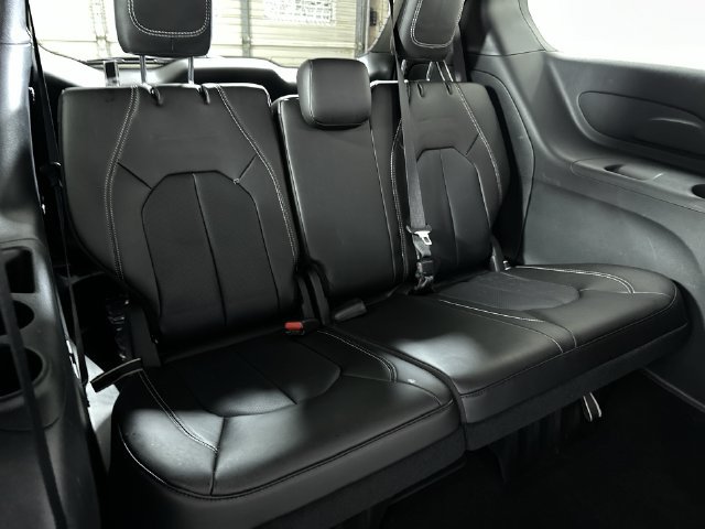 Used 2025 Chrysler Voyager LX FWD image 28