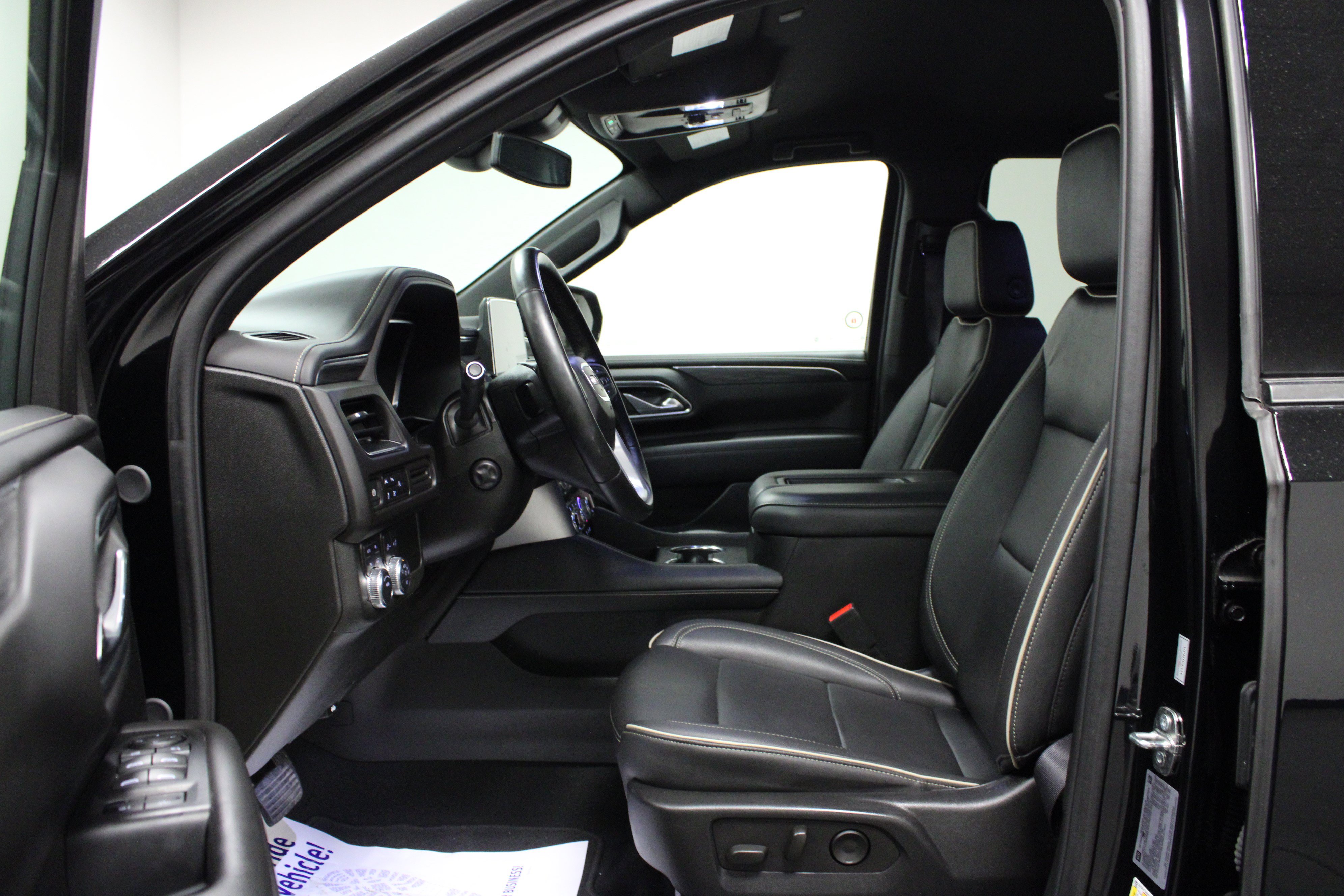 Used 2024 GMC Yukon SLT w/ SLT Luxury Package AWD/4WD image 12