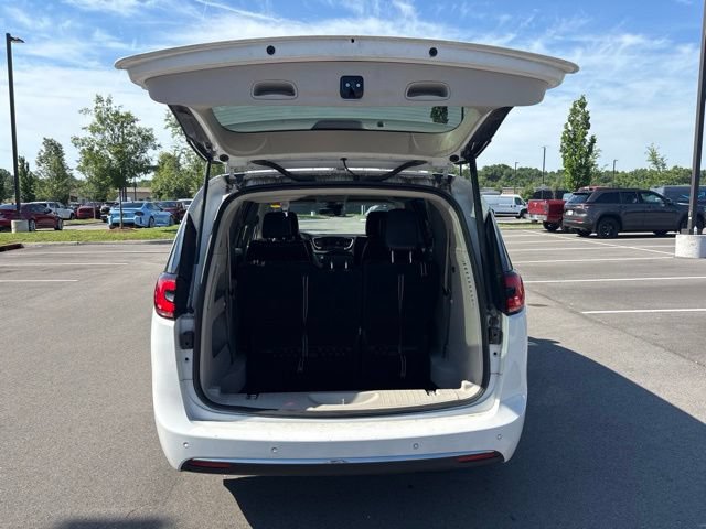 Used 2023 Chrysler Pacifica Touring-L FWD image 11