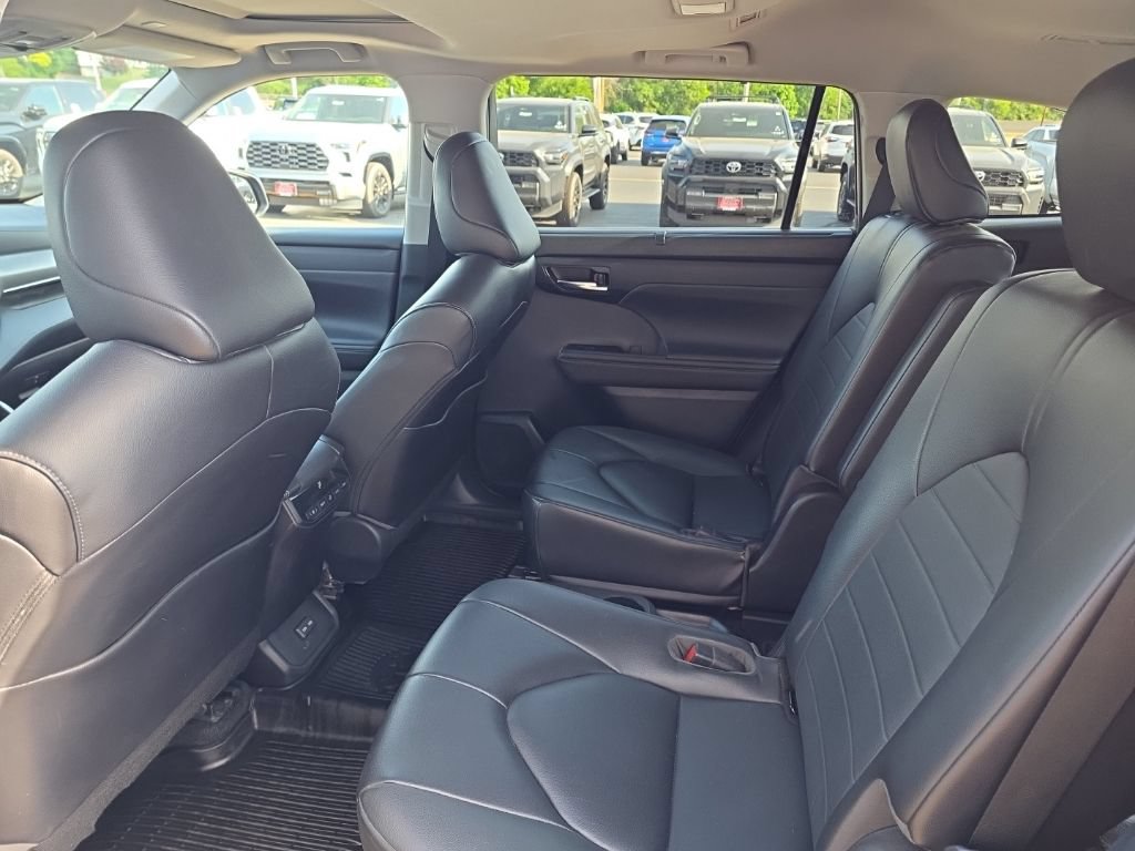Used 2023 Toyota Highlander XLE AWD/4WD image 13