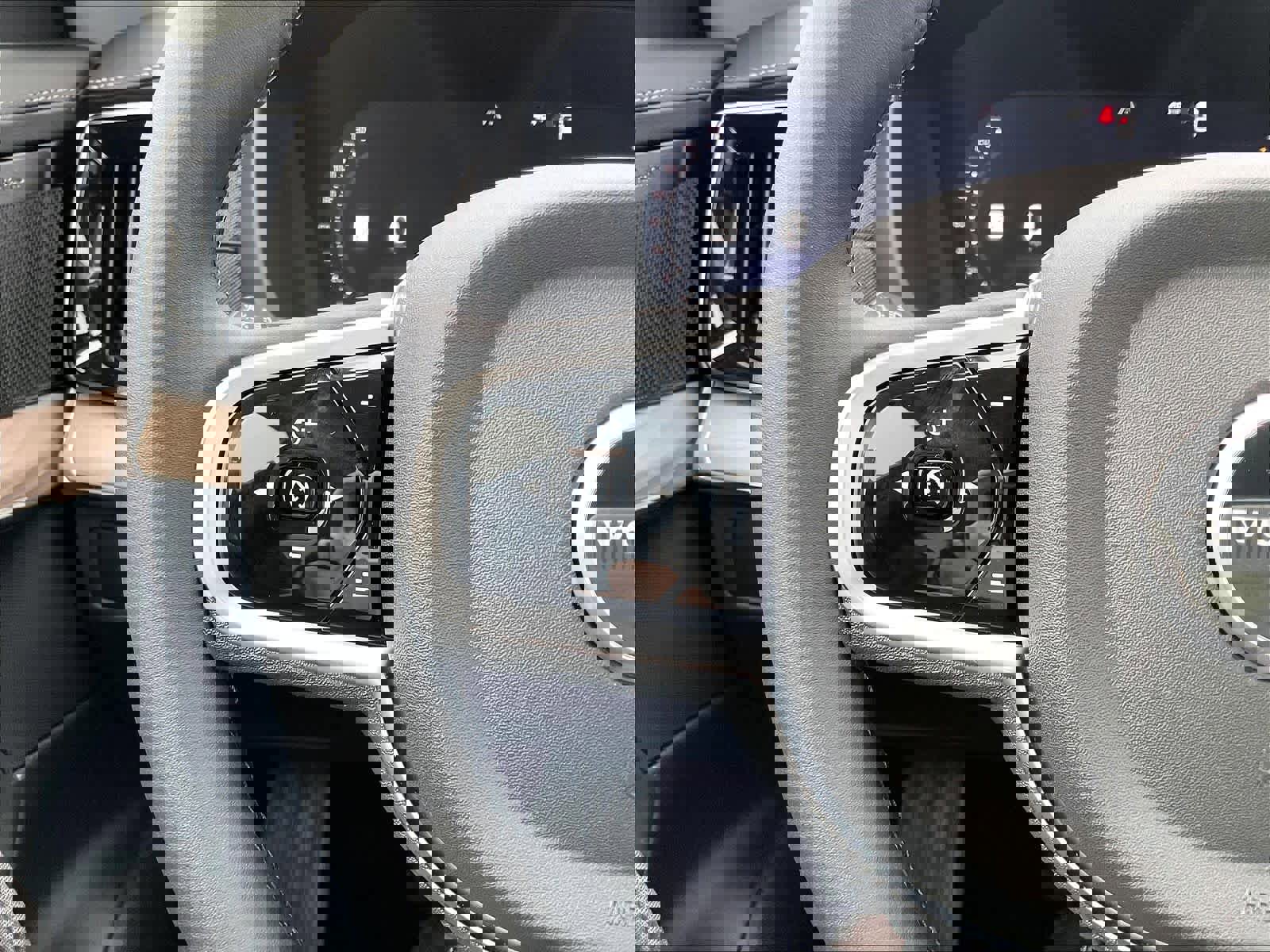 New 2026 Volvo XC90 B5 Plus w/ Protection Package image 17