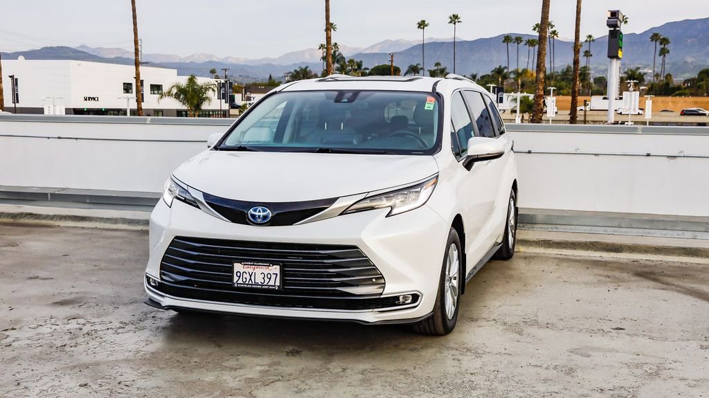 Used 2023 Toyota Sienna Limited image 3