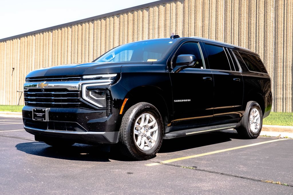 Certified 2025 Chevrolet Suburban LT AWD/4WD image 3