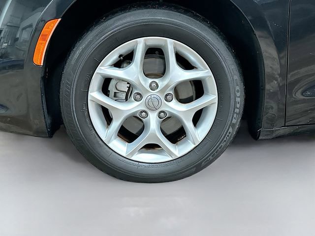 Used 2018 Chrysler Pacifica Touring-L w/ Tire & Wheel Group FWD image 33