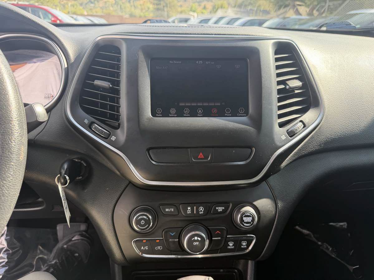 Used 2019 Jeep Cherokee Latitude w/ Popular Appearance Group FWD image 11