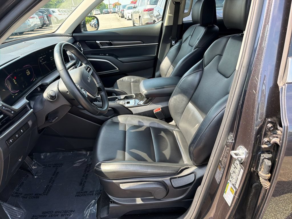 Used 2025 Kia Telluride LX FWD image 9