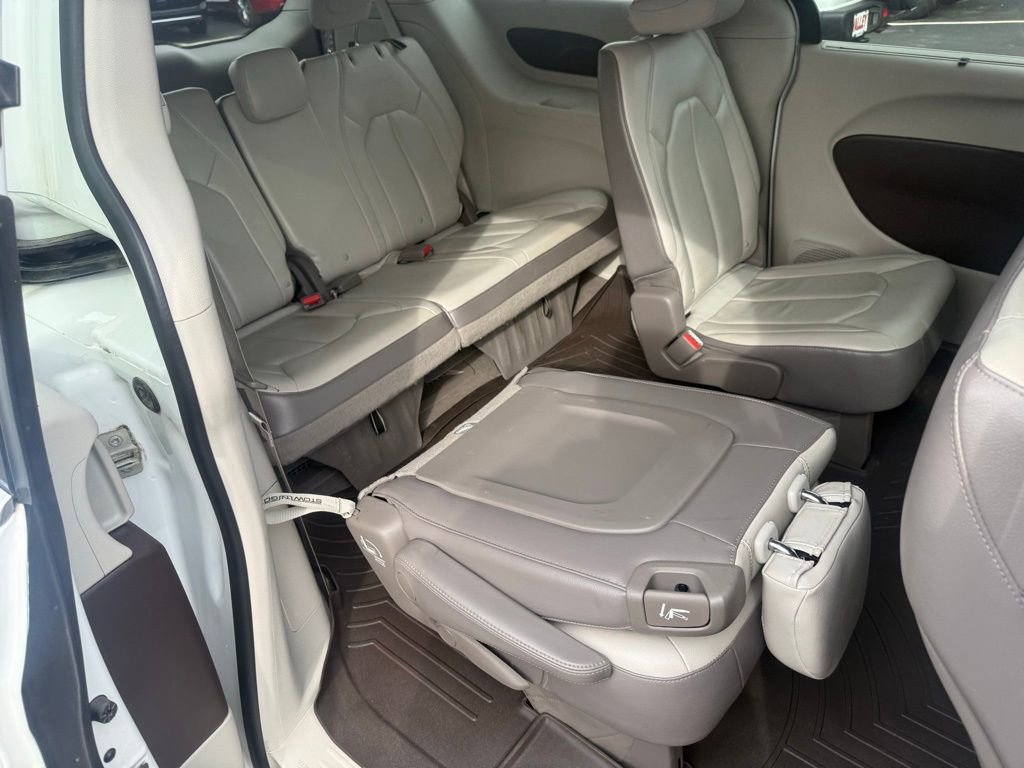 Used 2018 Chrysler Pacifica Touring-L image 55