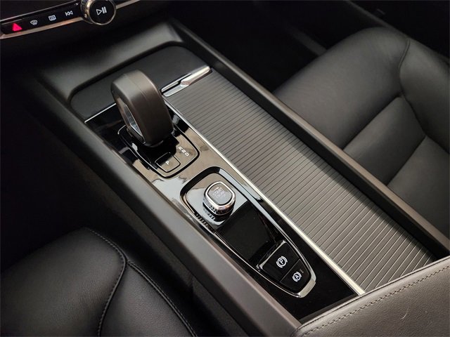 Used 2025 Volvo XC60 B5 Core image 24