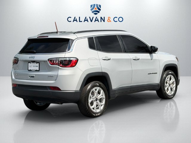 Used 2025 Jeep Compass Latitude AWD/4WD image 7