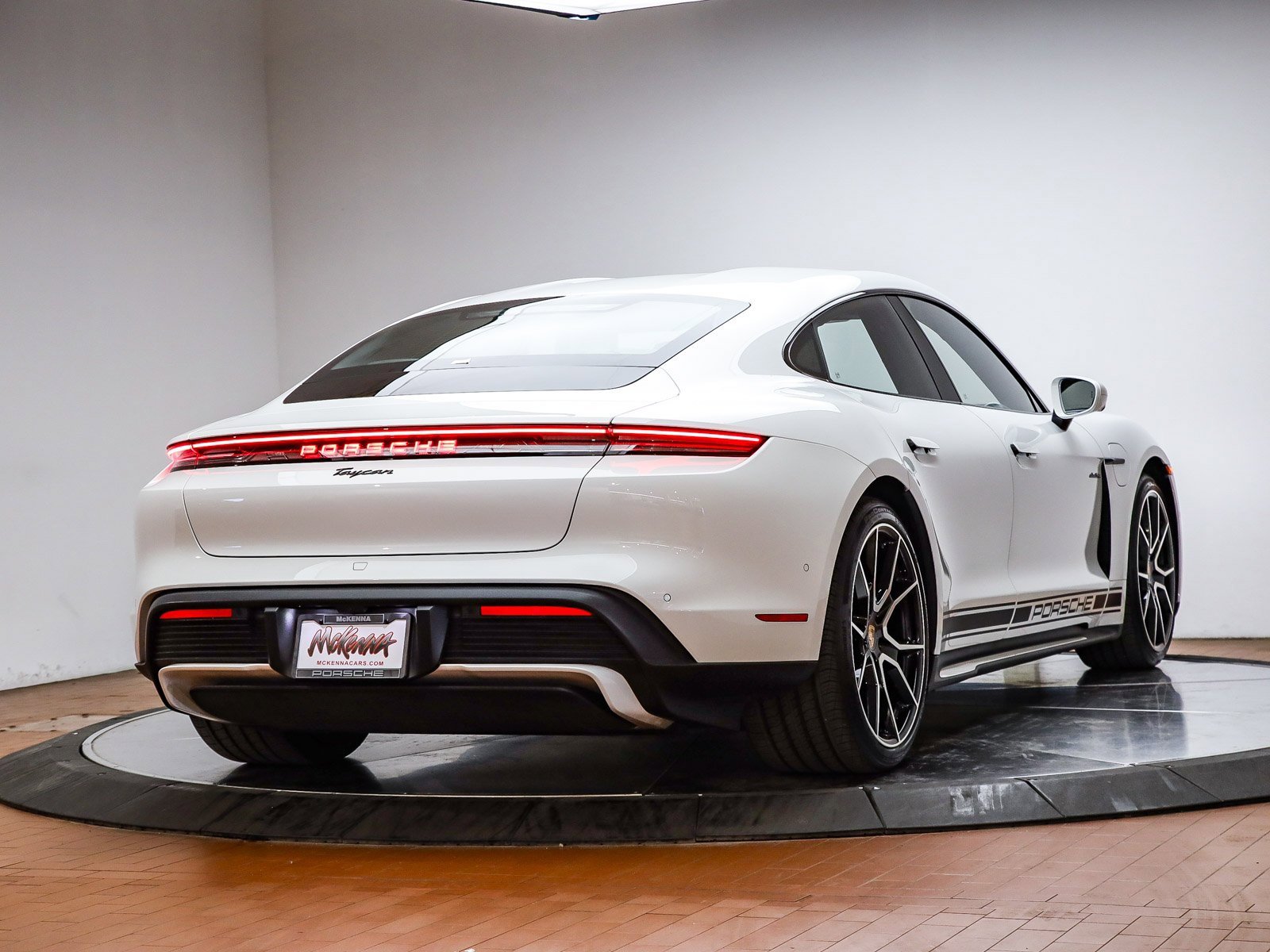 Used 2025 Porsche Taycan image 6