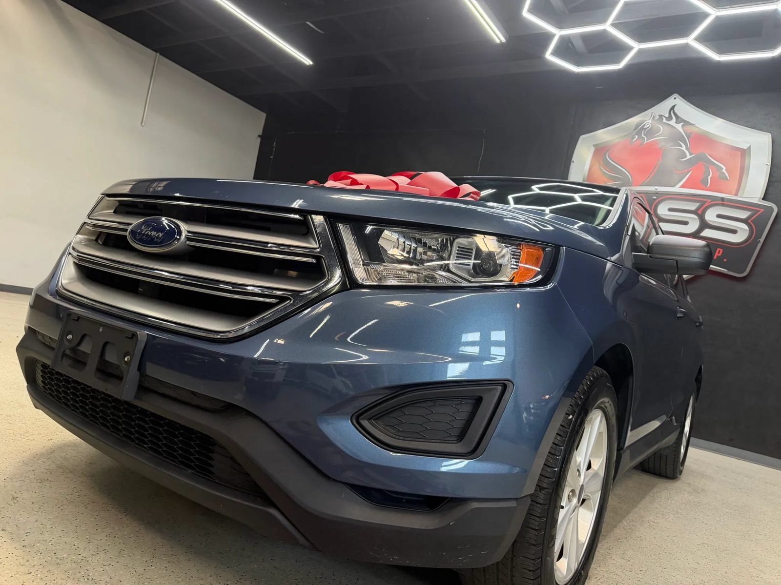 Used 2018 Ford Edge SE FWD image 3