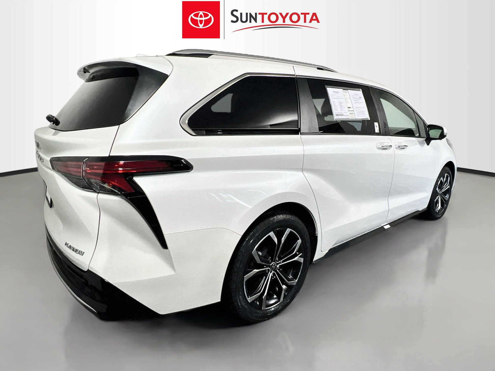 Used 2025 Toyota Sienna Platinum FWD image 4
