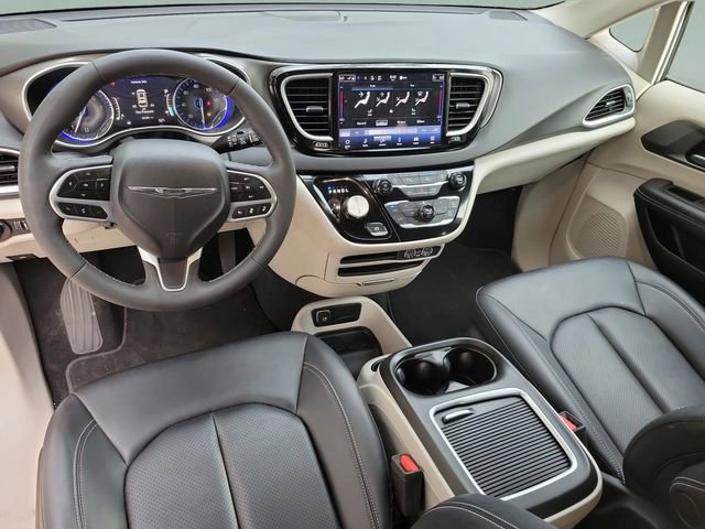 Used 2024 Chrysler Pacifica Touring-L image 18