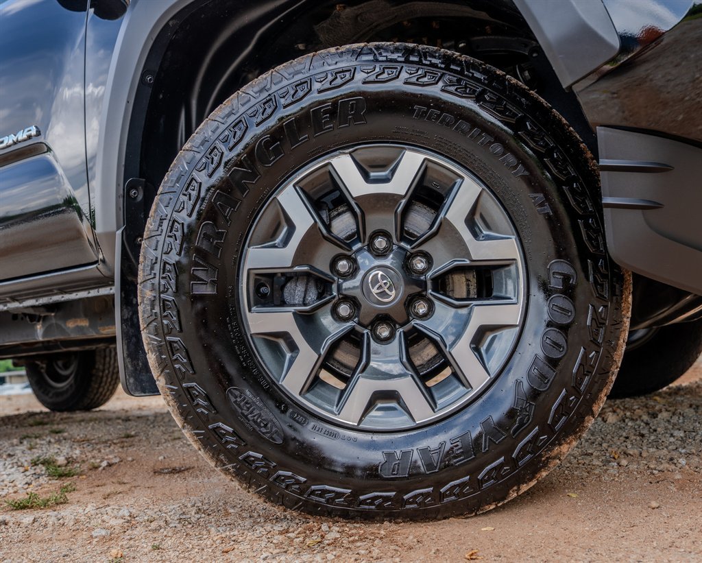 Used 2023 Toyota Tacoma TRD Off-Road w/ Technology Package AWD/4WD image 13